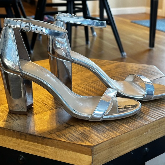 LAST CHANCE! NWT Jessica Simpson Silver Sandals, Size 8. - Picture 3 of 11
